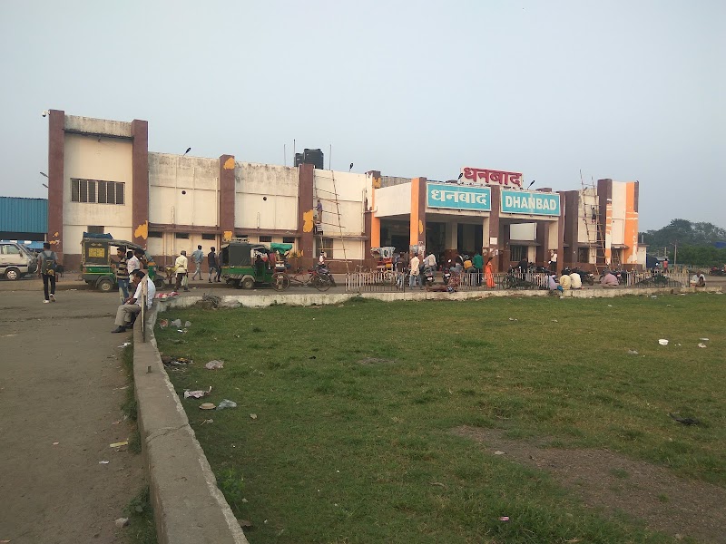 DHANBAD RAILWAY STATION(South Side) - DHANBAD RAILWAY STATION(South Side), QCRH+7F7, Dhanbad Railway Station Rd, Purana Bazar, Wassepur, Dhanbad, Jharkhand 826007, India