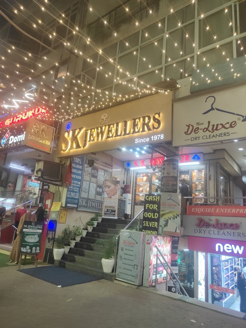Max - Max Main Market, C Block 8, next to Haldiram's, Old Market, Block C, Malviya Nagar, New Delhi, Delhi 110017, India