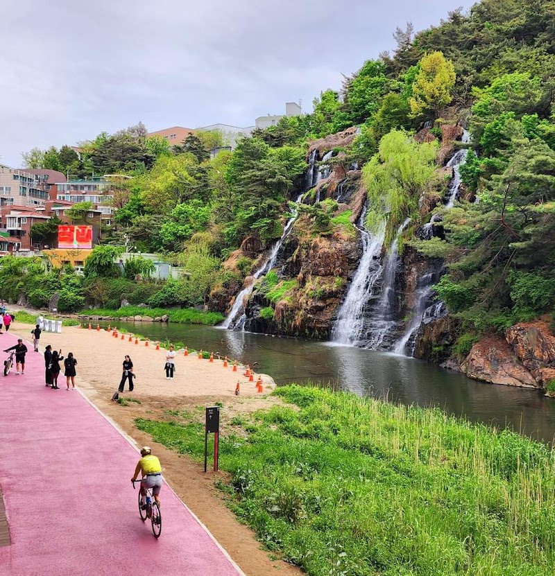 Hongjecheon Artificial Waterfall - Hongjecheon Artificial Waterfall Moraenae-ro, Seodaemun-gu, Seoul, South Korea