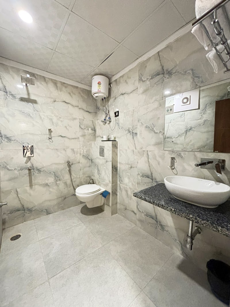 Hotel Emblem Suites By Denver - Hotel Emblem Suites By Denver Plot No.219-A, Mahipalpur NH, 8 KH 423, Road No. 6, Block RZ, Mahipalpur Village, Mahipalpur, New Delhi, Delhi 110037, India