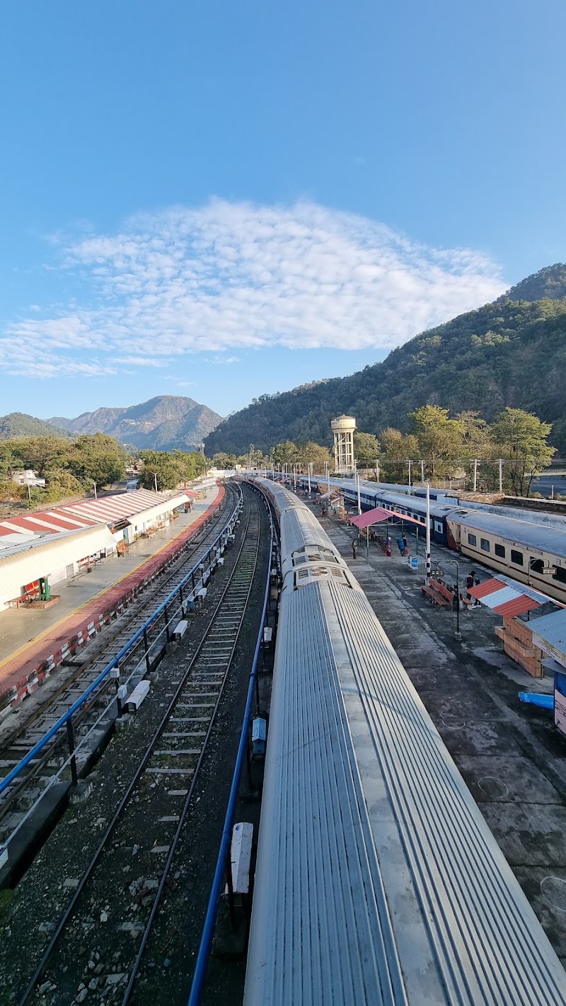 Kathgodam Railway Station - Kathgodam Railway Station 7G8W+PM6, Railway Colony Rd, Kathgodam, Haldwani, Uttarakhand 263126, India