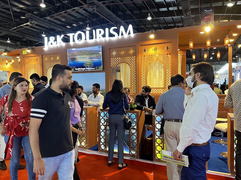Manik's Tour & Travel | Best Travel Agency in Varanasi | Car Rental | Tour Operator | Airport Taxi | Ayodhya Taxi