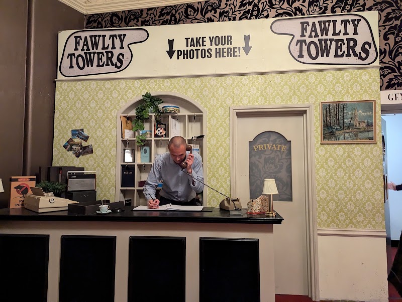 Apollo Theatre - Apollo Theatre, Shaftesbury Ave, London W1D 7EZ, UK