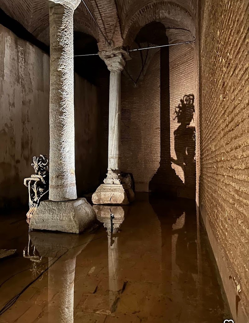 Basilica Cistern - Basilica Cistern Alemdar, Yerebatan Cd. 1/3, 34110 Fatih/İstanbul, Türkiye