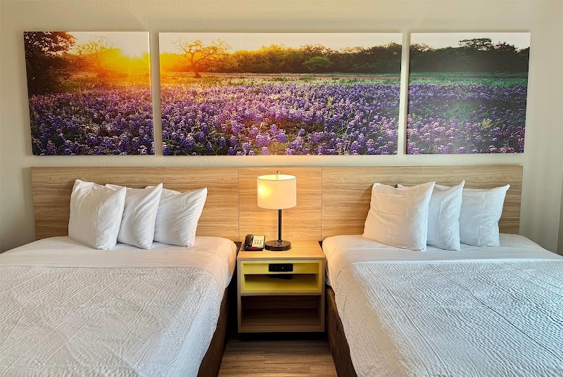 Days Inn & Suites by Wyndham Houston / West Energy Corridor - Days Inn & Suites by Wyndham Houston / West Energy Corridor 7111 Rancho Mission Dr, Houston, TX 77083, USA