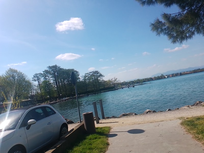 Parcheggio dietro la Chiesa di Santa Maria Immacolata in Lugana - Parcheggio dietro la Chiesa di Santa Maria Immacolata in Lugana Via Verona, 25019 Sirmione BS, Italy