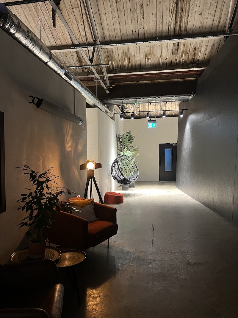 Qube Acton – Recording, Podcast & Photography Studios - Qube Acton – Recording, Podcast & Photography Studios 168 Dukes Rd, London W3 0SL, UK