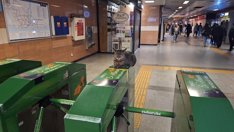 Osmanbey Metro - Osmanbey Metro, Ergenekon, Halaskargazi Cd. No:67, 34373 Şişli/İstanbul, Türkiye