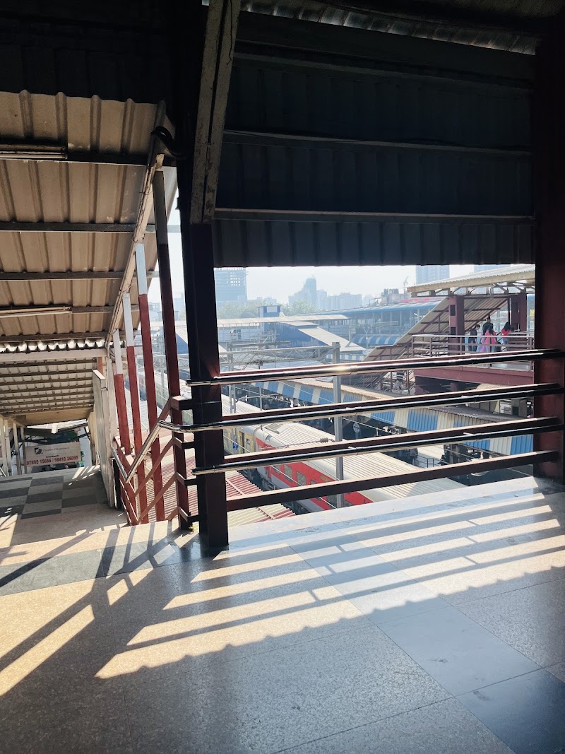 BORIVALI RAILWAY STATION - BORIVALI RAILWAY STATION, चिंचपाडा, बोरिवली, मुंबई, महाराष्ट्र 400066, India