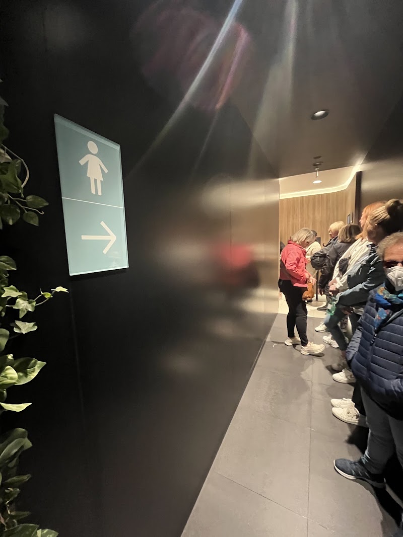 ONE HUNDRED RESTROOMS - ONE HUNDRED RESTROOMS, Carrer de Viriat, 18, Sants-Montjuïc, 08014 Barcelona, Spain