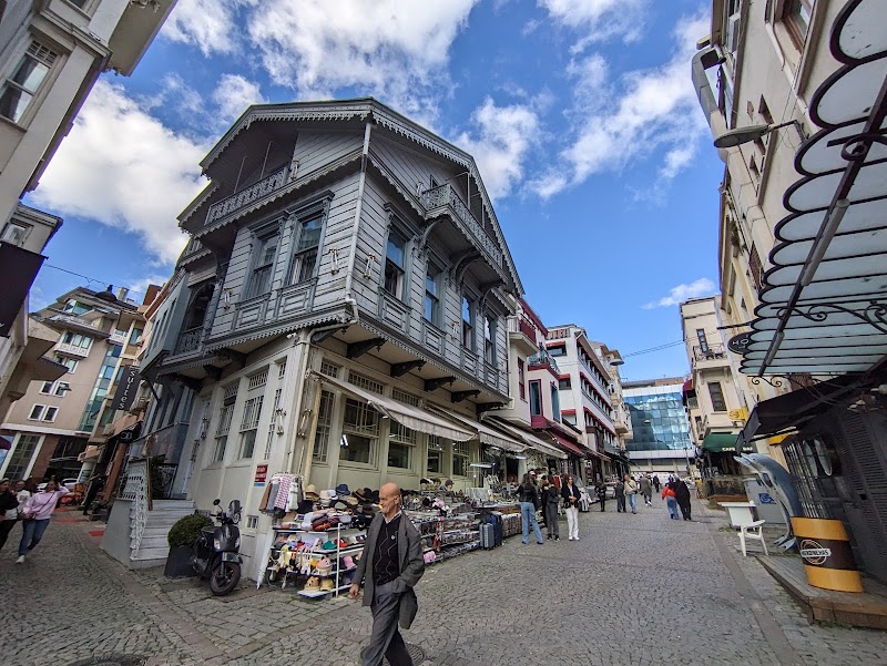 Ortaköy Square - Ortaköy Square, Mecidiye, İskele Sk., 34347 Beşiktaş/İstanbul, Türkiye