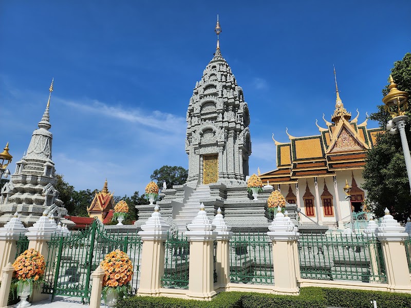 Silver Pagoda - Silver Pagoda, HW7J+2M2, Oknha Chhun St. (240), Phnom Penh, Cambodia