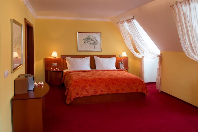 Hotel Česká Koruna - Hotel Česká Koruna, Masarykovo nám. 60, 405 02 Děčín-Děčín 2, Czechia