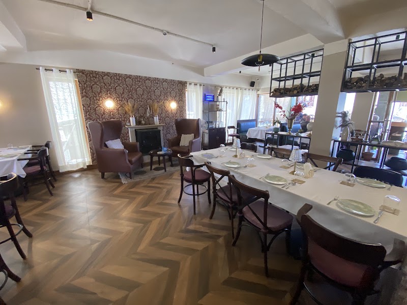 Montagne - Contemporary Mountain Cafe - Montagne - Contemporary Mountain Cafe Zangsti Rd, Leh, 194101