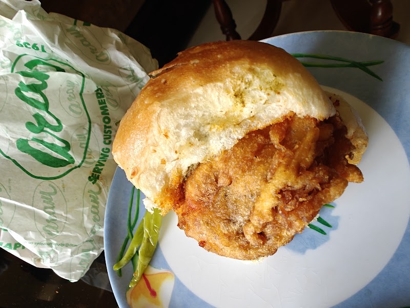 Aram Vada Pav - Aram Vada Pav, Capital Cinema Building, 126, Dr Dadabhai Naoroji Rd, opp. Aram Hotel CSMT, Azad Maidan, Fort, Mumbai, Maharashtra 400001, India