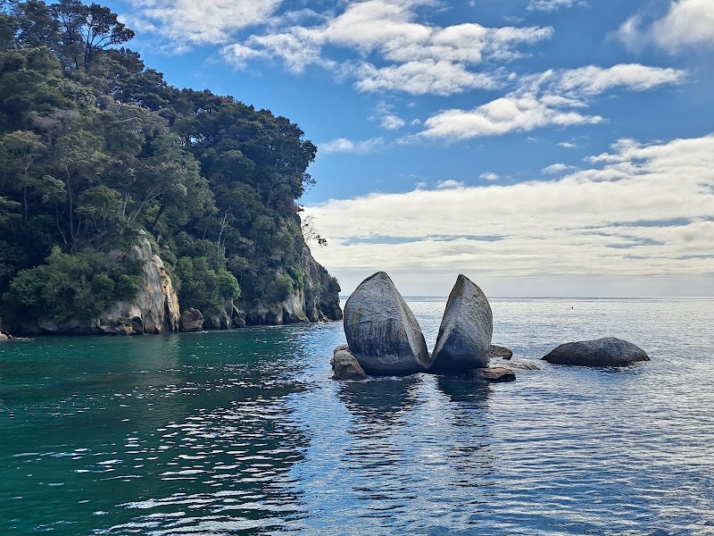 Split Apple Rock - Split Apple Rock, Moonraker Way, Kaiteriteri 7197, New Zealand
