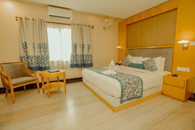 YOIS HOTEL - YOIS HOTEL Plot 8, 100 Feet Road, near Mahila Police thana, Roop Sagar, Udaipur, Rajasthan 313001, India