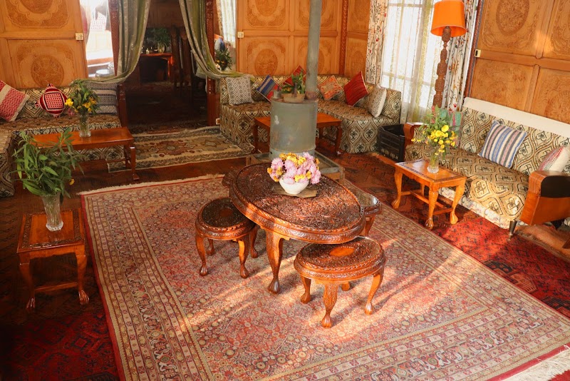 Houseboat Hilton Kashmir - Houseboat Hilton Kashmir Dal Lake, Gate No: 14, Karapura, Rainawari, Srinagar, 190001