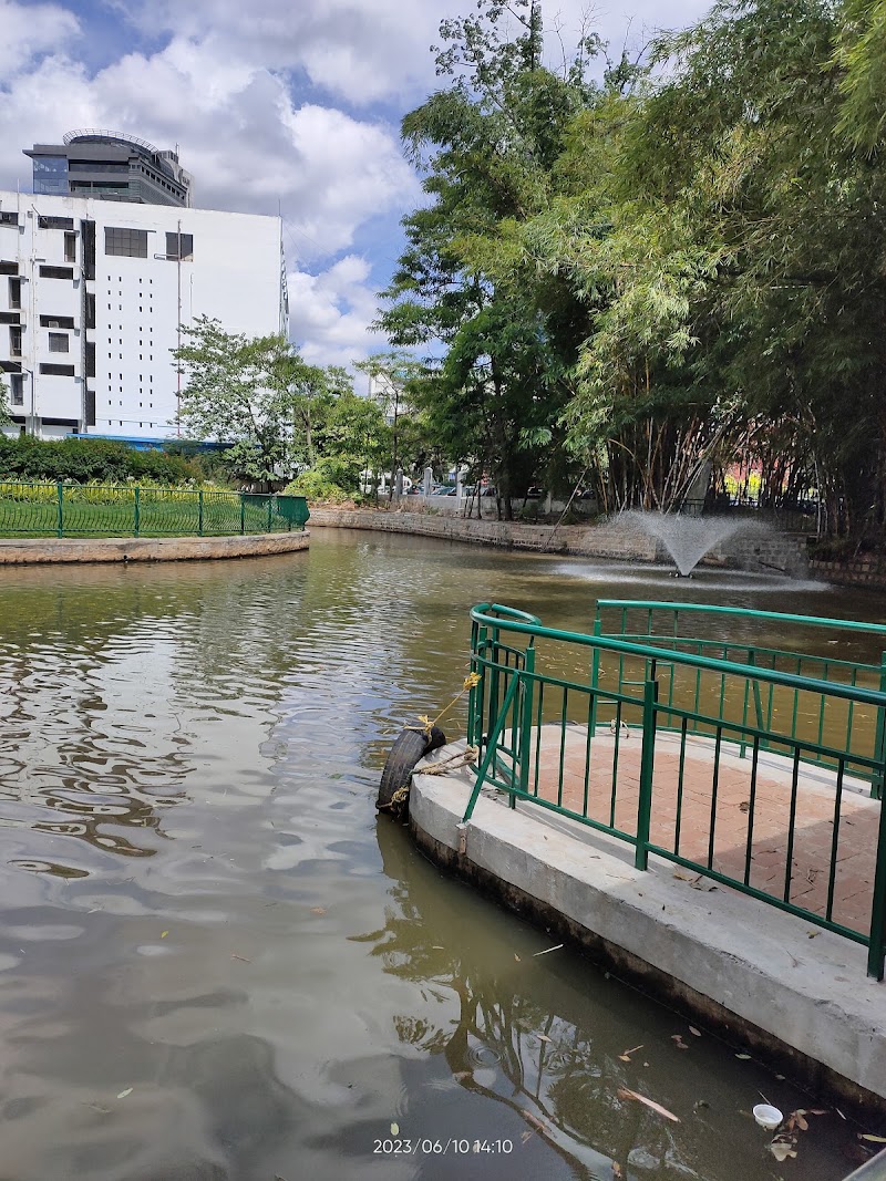 Shri Chamarajendra park playground - Shri Chamarajendra park playground 14th Ma Block 1, Model LIC Colony, Ambedkar Veedhi, Basaveshwar Nagar, Bengaluru, Karnataka 560001, India