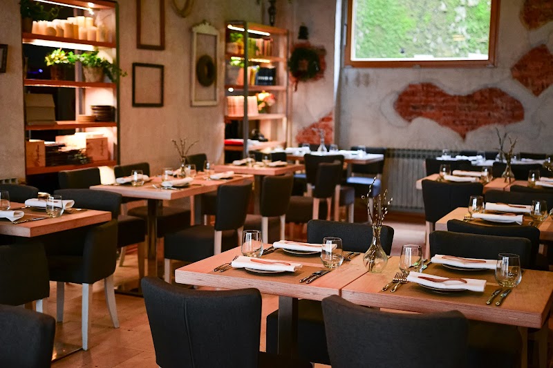 Pod Zidom Bistro
