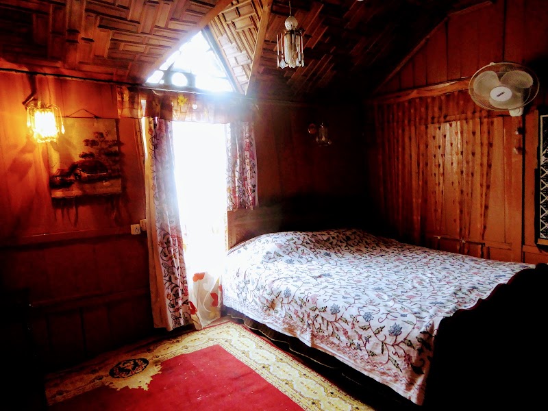 Royal Lodge Group of Houseboats - Royal Lodge Group of Houseboats, Ghat NO. 7,Bulward Road,Dal Lake, Karapura, Rainawari, Srinagar, 190001