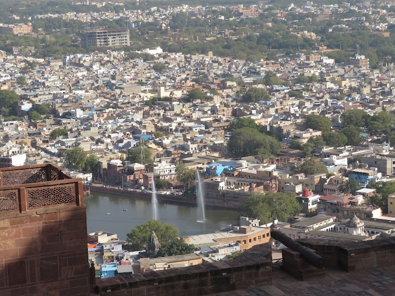 Mehrangarh Fort Way - Mehrangarh Fort Way 823H+WG5, Gulab Sagar, Jodhpur, Rajasthan 342001, India