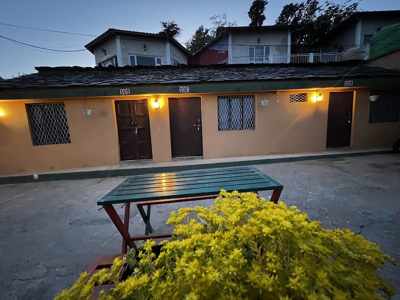 Pahadi Ghar (Himalayan HomeStay kanatal)