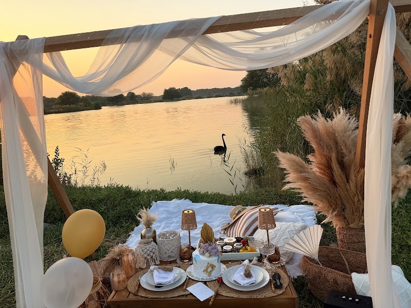 Dubai Luxury Picnic by Picnic Times - Dubai Luxury Picnic by Picnic Times Dubai Hills estate - Burj Khalifa - Dubai - United Arab Emirates