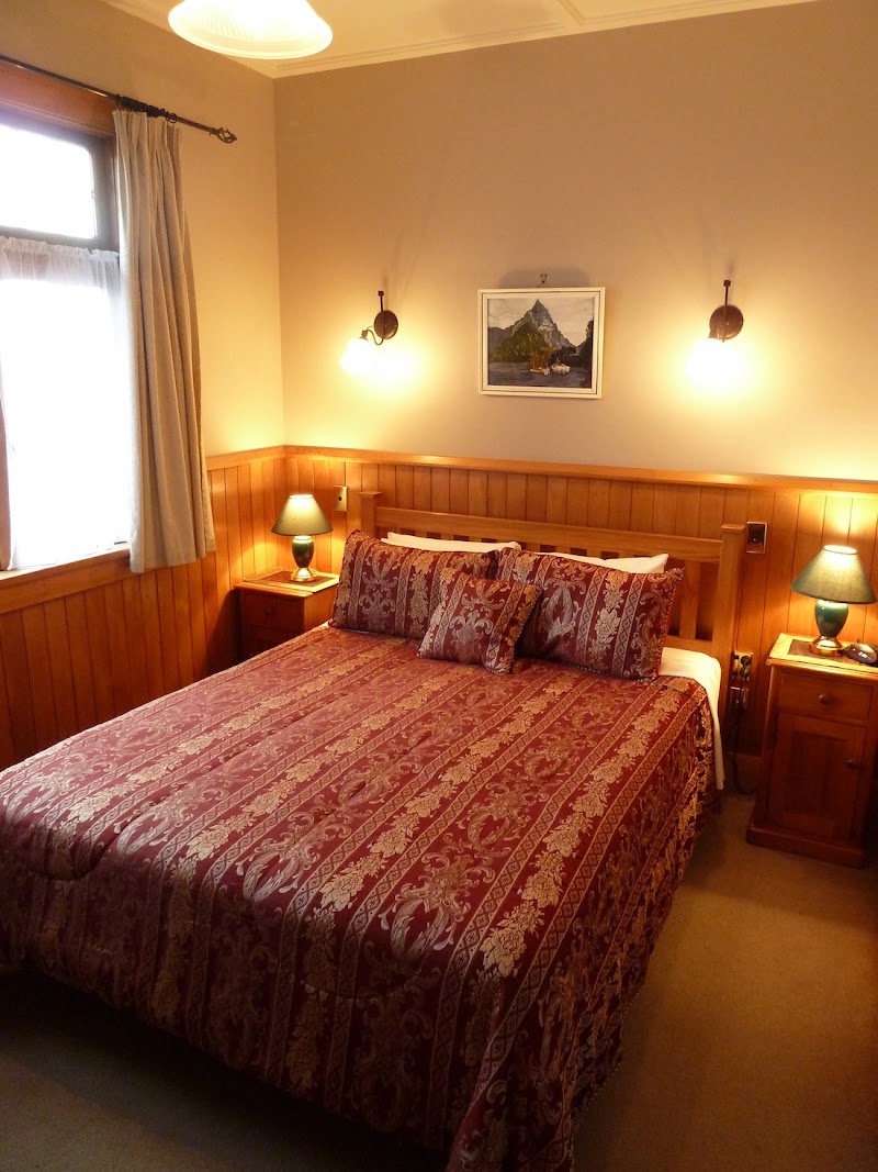 Te Anau Lodge - Te Anau Lodge, 52 Howden Street, Te Anau 9681, New Zealand