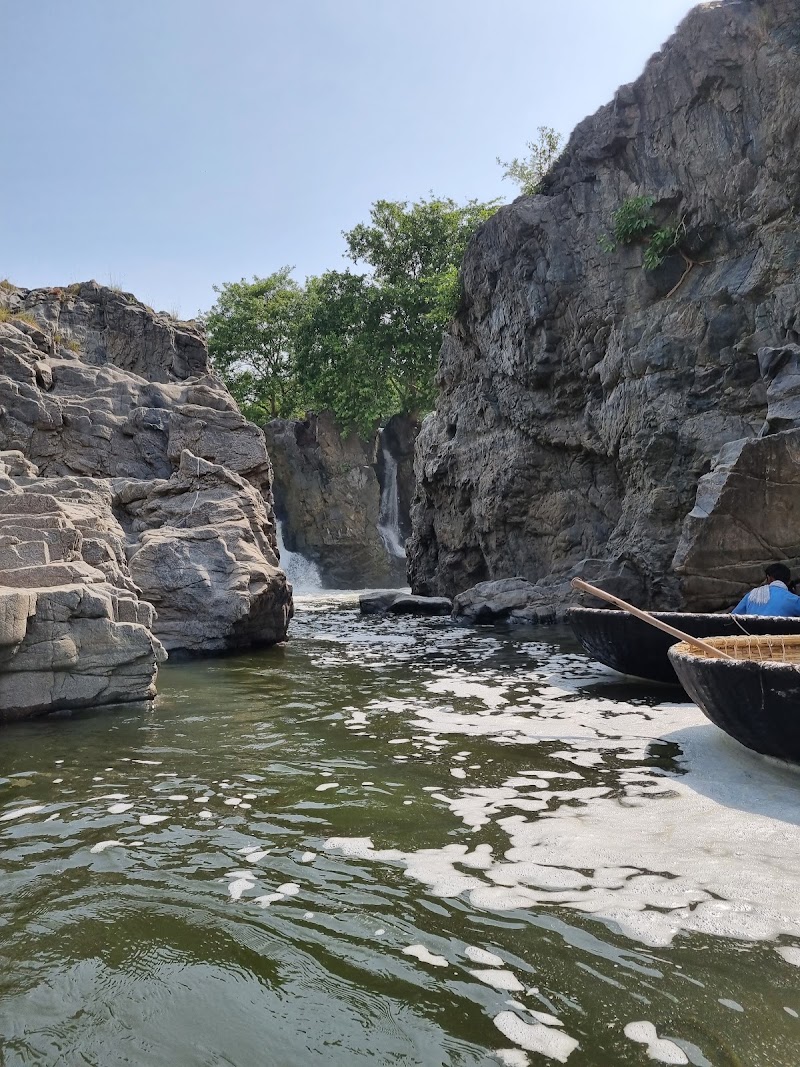 Cini Waterfalls - Cini Waterfalls, 4Q8G+JRG, Dharmapuri - Hogenakkal Rd, Hogenakkal, Tamil Nadu 636810, India