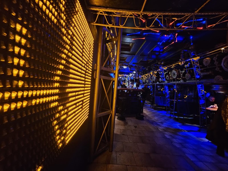 Cross Club - Cross Club 23, Plynární 1096, 170 00 Praha 7-Holešovice, Czechia