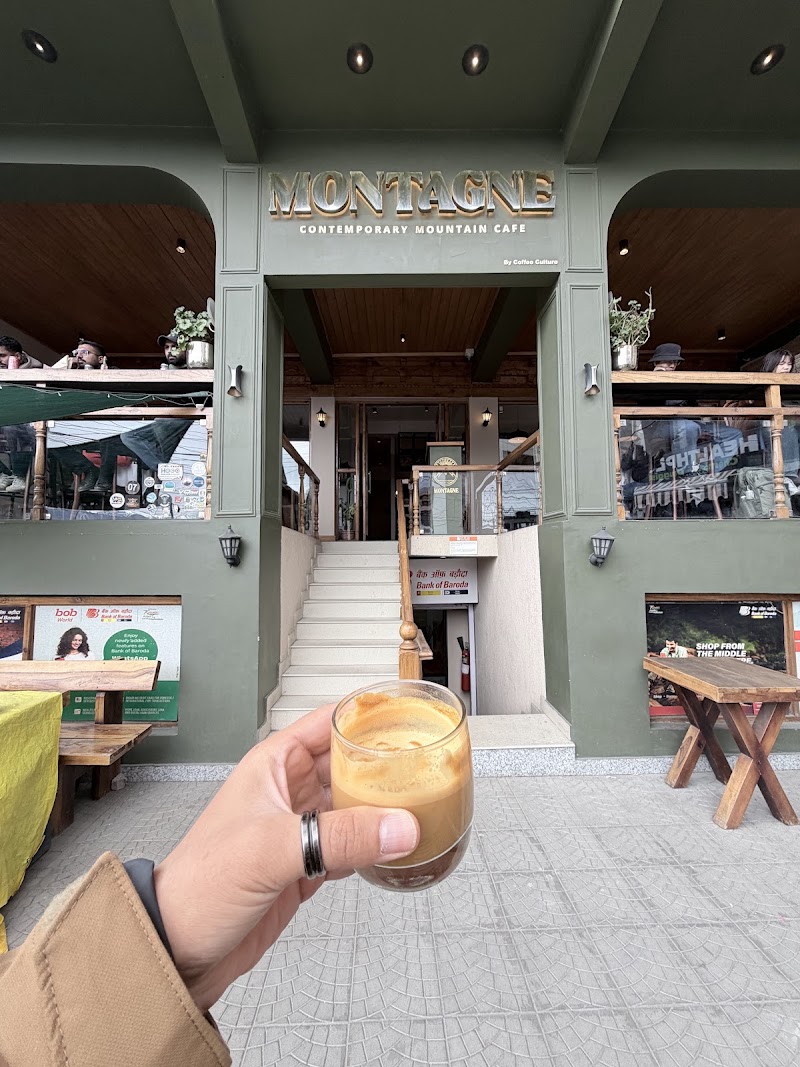 Montagne - Contemporary Mountain Cafe - Montagne - Contemporary Mountain Cafe Zangsti Rd, Leh, 194101