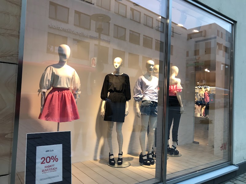 H&M - H&M Bahnhofstraße 12, 94032 Passau, Germany