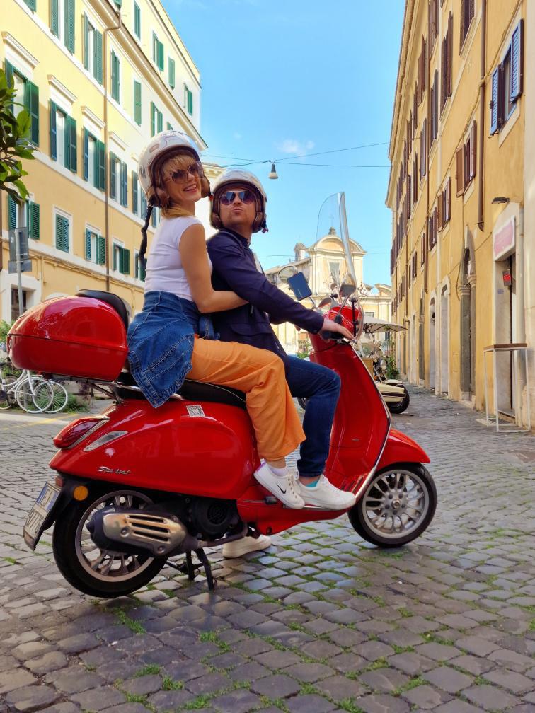 Buzz4tours Vespa Scooter Rental - Buzz4tours Vespa Scooter Rental, Vicolo d'Orfeo, 8, 00193 Roma RM, Italy