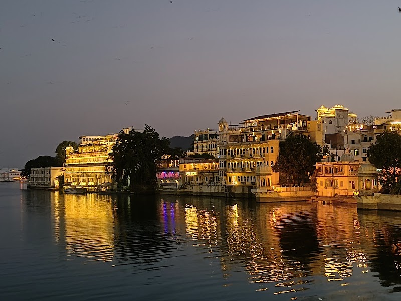 Gangaur Ghat - Gangaur Ghat 4, opp. Jethiyo ka Akhada, Outside Chandpole, Pichola, Udaipur, Rajasthan 313004, India