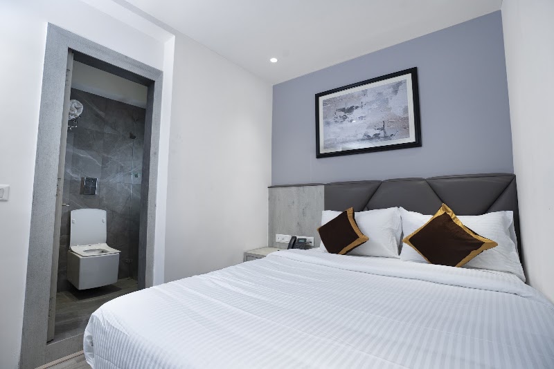 Poiisse Hotel - Poiisse Hotel 45B/B, Canal S Rd, near Byepass, Metropolitan Co-Operative Housing Society Limited, Ltd, Dhaba, Kolkata, West Bengal 700105, India