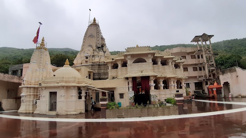 Shri Radha Damodar Temple, Junagadh - Shri Radha Damodar Temple, Junagadh, Shree Radha Damodarji Charitable Trust Damodar Kund, Girnar Rd, Junagadh, Gujarat 362002, India