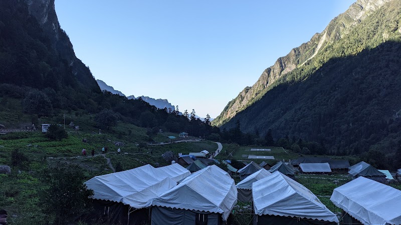Blue Poppy Swiss Cottage camps - Blue Poppy Swiss Cottage camps Helipad Ground, Ghangaria, Uttarakhand 246443, India