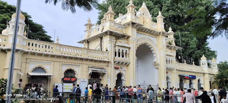 Mysore palace paid parking - Mysore palace paid parking 8M24+X95, Agrahara, Chamrajpura, Mysuru, Karnataka 570004, India