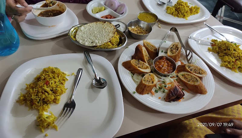 Ratna Veg. Restaurant (Since 1972) - Ratna Veg. Restaurant (Since 1972) Swami Vivekanand Rd, Kakaji Nagar, Jawahar Nagar, Goregaon West, Mumbai, Maharashtra 400104, India