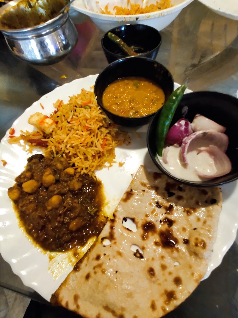 A ARYAN FAMILY RESTAURANT & HOTEL - A ARYAN FAMILY RESTAURANT & HOTEL RRMF+7G6, MDR 34C, Narona, Uttar Pradesh 226008, India