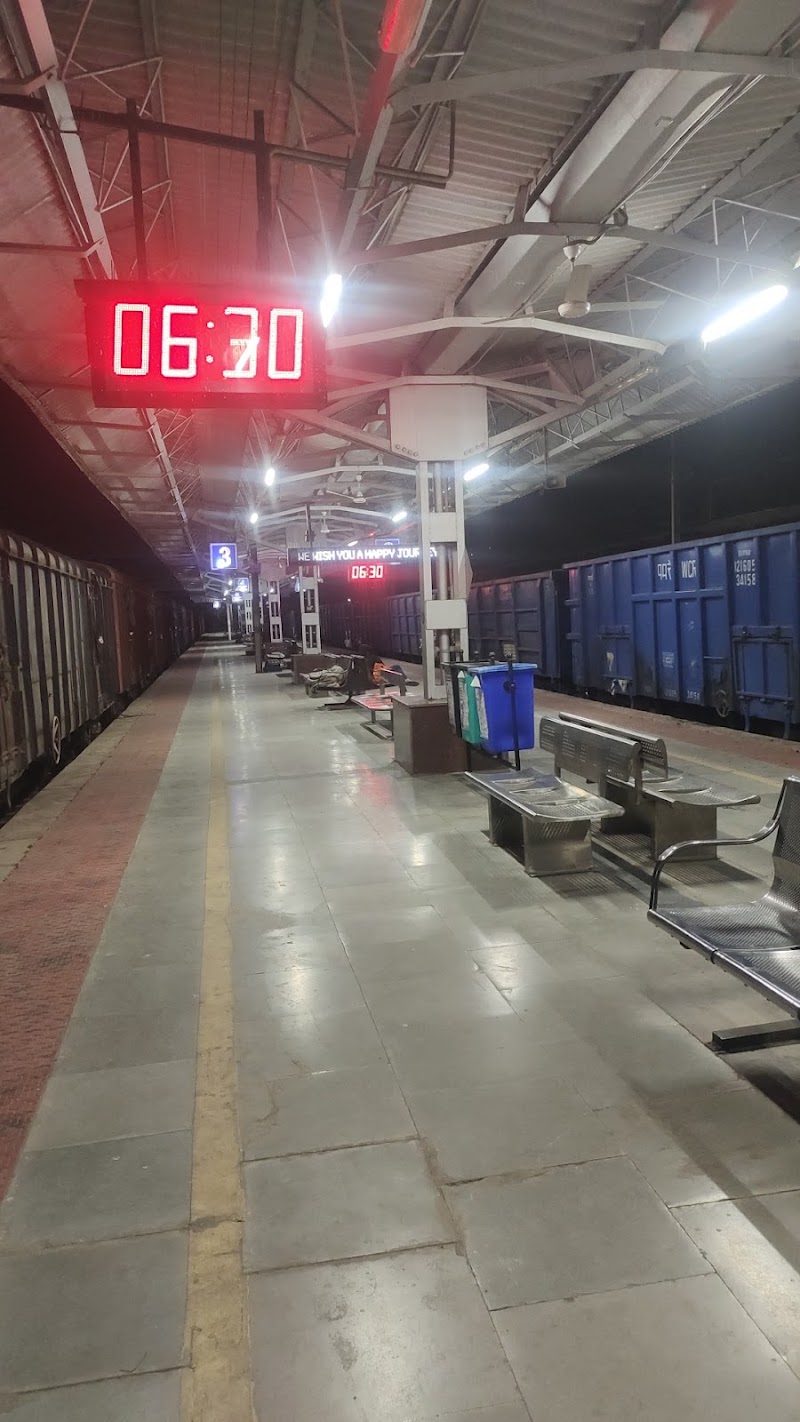 Sabarmati Railway Station Platform 1 - Sabarmati Railway Station Platform 1, Sabarmati Jn Railway Station, Ram Nagar, Sabarmati, 3HCP+JWX, Ranip, Ahmedabad, Gujarat 380005, India