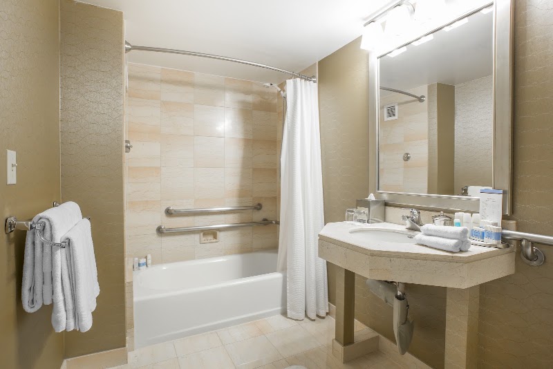 Omni Los Angeles Hotel at California Plaza - Omni Los Angeles Hotel at California Plaza 251 S Olive St, Los Angeles, CA 90012, USA