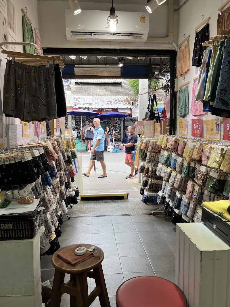 JatuJak Weekend Market - JatuJak Weekend Market QHX2+X5M, Bang Kapi, Huai Khwang, Bangkok 10900, Thailand