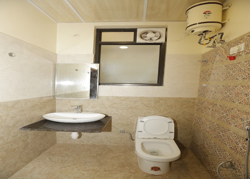 Hotel Raas Palace - Hotel Raas Palace 10 Fateh Singh Market Opp ITC Rajputana Sheraton, Station Rd, Gopalbari, Jaipur, Rajasthan 302006, India