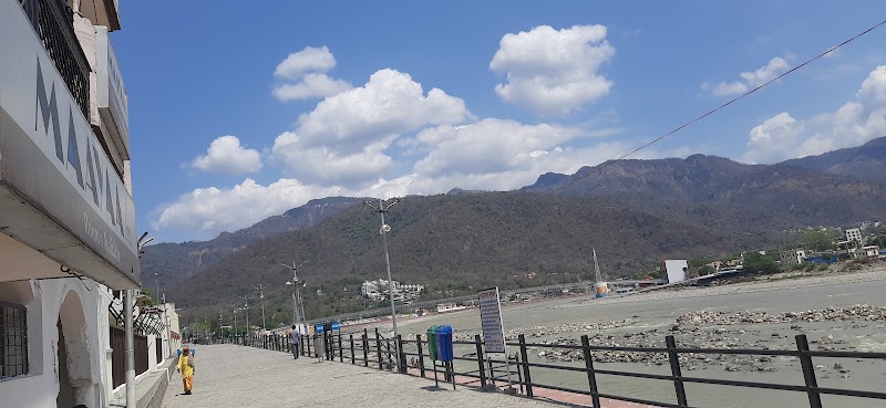 Room ganga view hotal rishikesh - Room ganga view hotal rishikesh Sheesham Jhadi Dayananda Ashram gali number 14, Chandreshwar Nagar, Rishikesh, Uttarakhand 249137, India