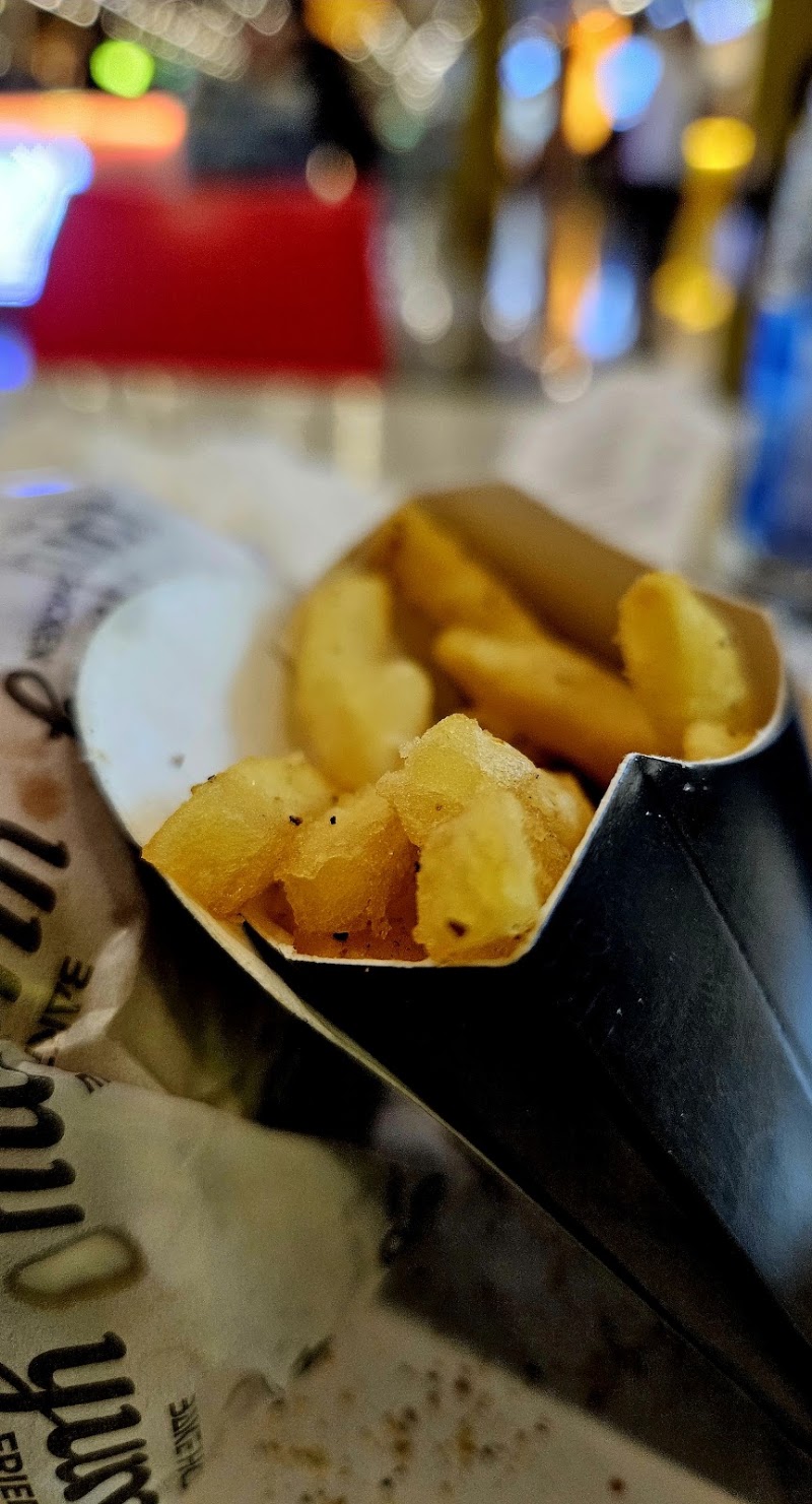 BAKE HOUSE YUMMY FRIED CHICKEN HILITE MALL - BAKE HOUSE YUMMY FRIED CHICKEN HILITE MALL Hilite Mall, Food Court, Kozhikode Bypass, Poovangal, Kozhikode, Pantheeramkavu, Kerala 673014, India