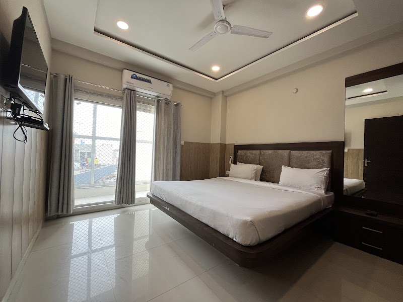 Hotel Shri Radha Nikunj - Hotel Shri Radha Nikunj, Opp. Prem Mandir Mathura - Vrindavan Marg Chhatikara, Road, Raman Reti, Vrindavan, Uttar Pradesh 281121, India
