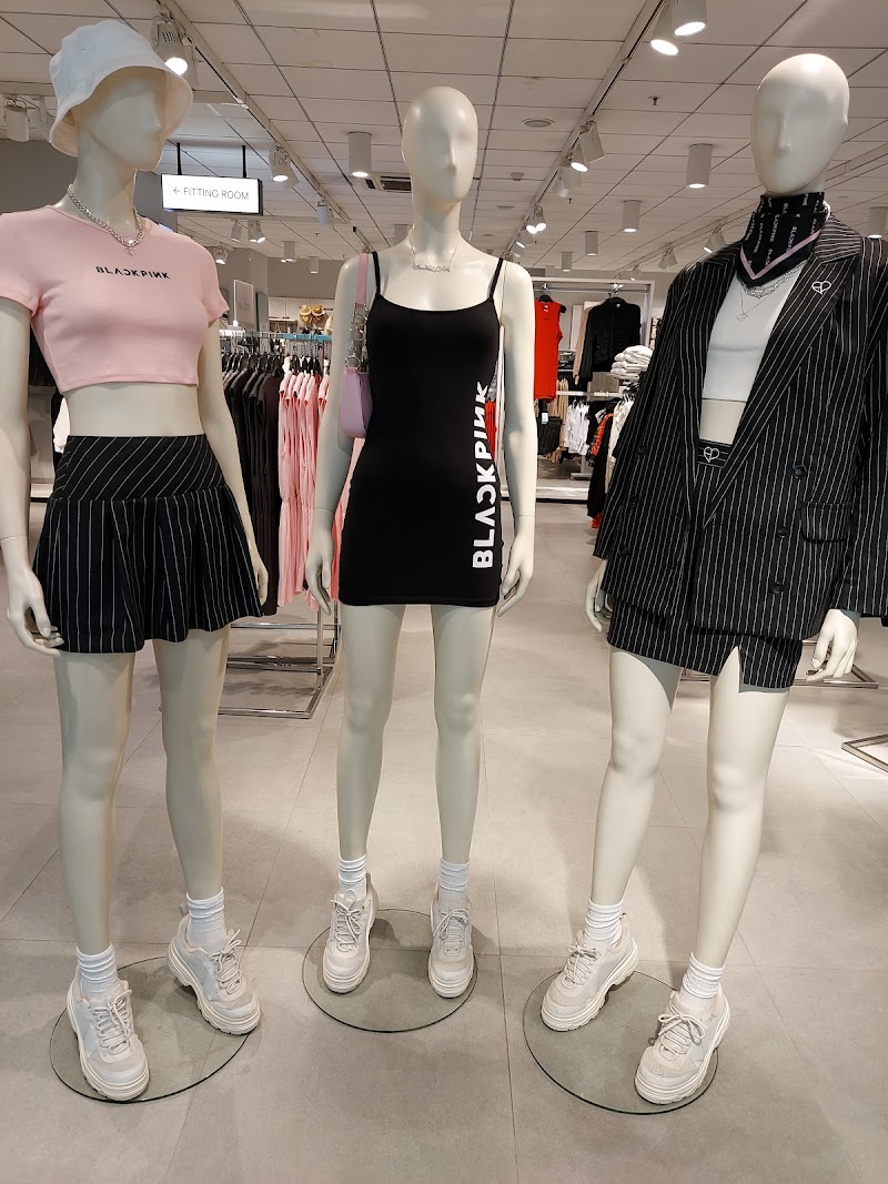 H&M - H&M 1st Floor, HUDA Metro station, North Wing, Sector 29, Gurugram, Haryana 122009, India
