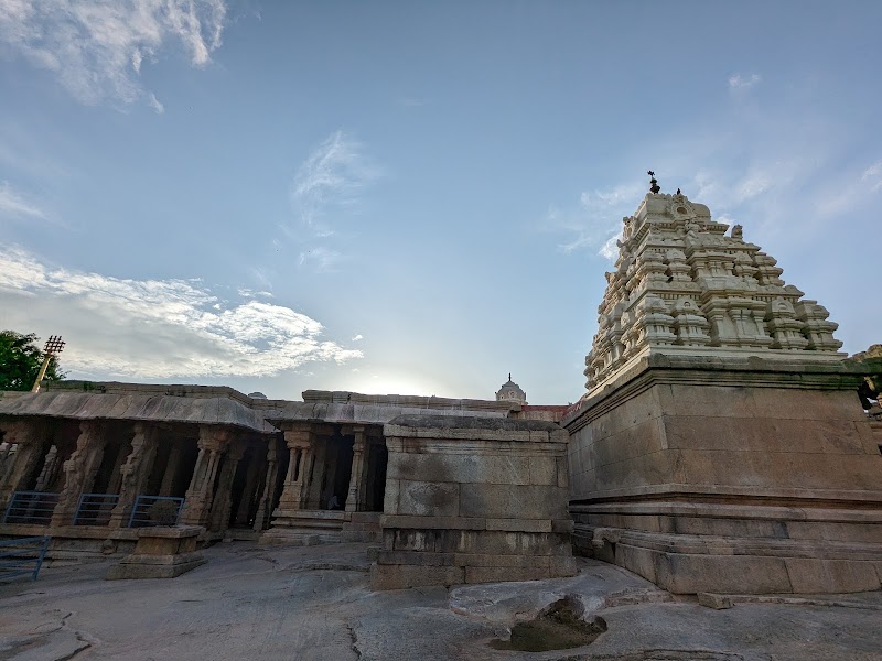 Lepakshi Veerabhadra Swami Temple - Lepakshi Veerabhadra Swami Temple Main road, Lepakshi, Andhra Pradesh 515331, India